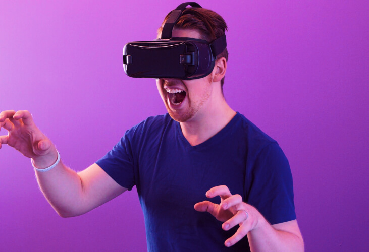 A man wear VR